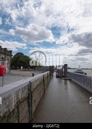 Antwerpen, Belgien, 02. Juli 2022, Blick auf das Riesenrad vom Kai am rechten Ufer Antwerpens Stockfoto