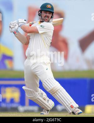 Galle, Sri Lanka. 8.. Juli 2022. Der australische Travis Head spielt am 8.. Juli 2022 im Galle International Cricket Stadium in Galle einen Schuss während des 1.-tägigen Test-Cricket-Spiels 2. zwischen Sri Lanka und Australien. Viraj Kothalwala/Alamy Live News Stockfoto