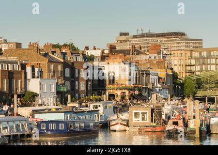 Die Hausboote der Lower Mall liegen an der Themse bei Furnival Gardens, Hammersmith, London, Großbritannien Stockfoto