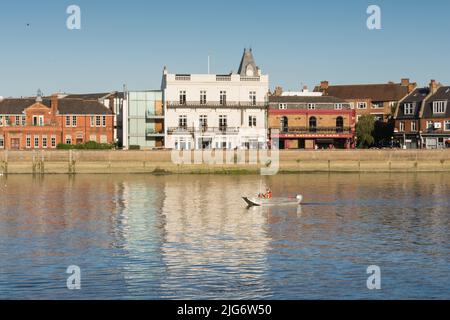 Die öffentlichen Häuser Bull's Head und Watermans Arms befinden sich auf der Terrasse in Barnes, im Südwesten von London, England, Großbritannien Stockfoto