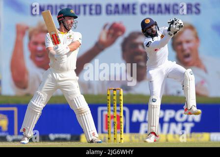 Galle, Sri Lanka. 8.. Juli 2022. Sri Lankas Wicketkeeper Niroshan Dickwella (R) versucht, den Ball nach einem Schuss des australischen Travis Head während des 1.-tägigen Test-Cricket-Spiels 2. zwischen Sri Lanka und Australien am 8.. Juli 2022 im Galle International Cricket Stadium in Galle zu fangen. Viraj Kothalwala/Alamy Live News Stockfoto