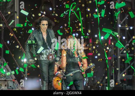 Athen, Griechenland 6. Juli 2022. Alice Cooper tritt mit seiner Rockband auf der Bühne in Griechenland auf. Stockfoto