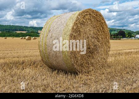 Eine große Strohrolle auf einem Stoppelfeld Stockfoto