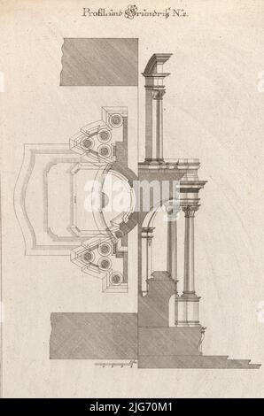 Grundrissansicht und Seitenansicht eines Altars, Platte b (2) aus 'unterschiedliche Neu Inventierte Alt&#XE4;re mit dazu geh&#xf6;Rigen Profilen u. Grundri&#xdf;en.', gedruckt ca. 1750-56. Stockfoto