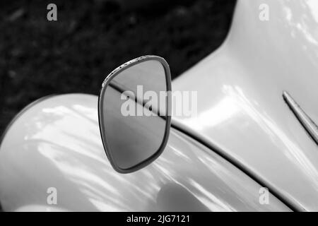 Rückspiegel in verchromtem Rahmen. Oldtimer-Fragment, Nahaufnahme Schwarz-Weiß-Foto mit selektivem Weichfokus Stockfoto