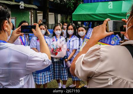 Antipolo, Philippinen. 08.. Juli 2022. Die Schüler posieren für ein Foto nach einer Abschlussfeier an der San Jose National High School, Antipolo. Nach zwei Jahren der Pandemie auf den Philippinen führen öffentliche und private Schulen langsam einen persönlichen Graduierungsritus durch. Kredit: SOPA Images Limited/Alamy Live Nachrichten Stockfoto