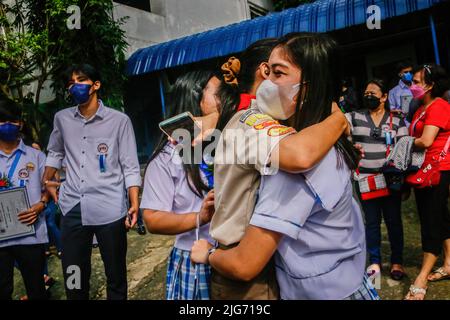 Antipolo, Philippinen. 08.. Juli 2022. Die Schüler gratulieren sich nach einer Abschlussfeier an der San Jose National High School, Antipolo. Nach zwei Jahren der Pandemie auf den Philippinen führen öffentliche und private Schulen langsam einen persönlichen Graduierungsritus durch. Kredit: SOPA Images Limited/Alamy Live Nachrichten Stockfoto