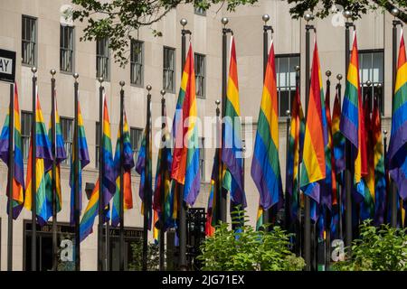 Die „Pride Month“-Flaggen umzingeln am 2022. Juni die plaza im Rockefeller Center, New York City, USA Stockfoto