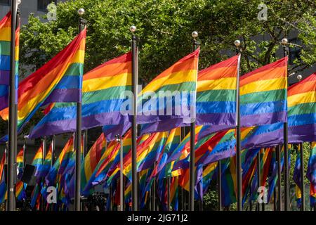 Die „Pride Month“-Flaggen umzingeln am 2022. Juni die plaza im Rockefeller Center, New York City, USA Stockfoto