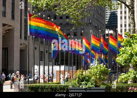 Die „Pride Month“-Flaggen umzingeln am 2022. Juni die plaza im Rockefeller Center, New York City, USA Stockfoto