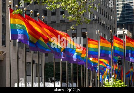 Die „Pride Month“-Flaggen umzingeln am 2022. Juni die plaza im Rockefeller Center, New York City, USA Stockfoto