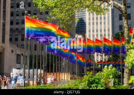 Die „Pride Month“-Flaggen umzingeln am 2022. Juni die plaza im Rockefeller Center, New York City, USA Stockfoto