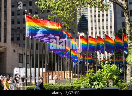 Die „Pride Month“-Flaggen umzingeln am 2022. Juni die plaza im Rockefeller Center, New York City, USA Stockfoto