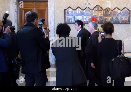 Vatikanstadt, Italien. 08.. Juli 2022. Japan, Shinzo Abe starb, Opfer eines Angriffs: Getroffen während einer Kundgebung. Auf dem Foto das Treffen mit Papst Franziskus im Vatikan am 6. Juni 2014 Quelle: dpa/Alamy Live News Stockfoto