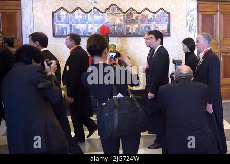 Vatikanstadt, Italien. 08.. Juli 2022. Japan, Shinzo Abe starb, Opfer eines Angriffs: Getroffen während einer Kundgebung. Auf dem Foto das Treffen mit Papst Franziskus im Vatikan am 6. Juni 2014 Quelle: dpa/Alamy Live News Stockfoto