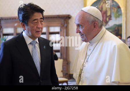 Vatikanstadt, Italien. 08.. Juli 2022. Japan, Shinzo Abe starb, Opfer eines Angriffs: Getroffen während einer Kundgebung. Auf dem Foto das Treffen mit Papst Franziskus im Vatikan am 6. Juni 2014 Quelle: dpa/Alamy Live News Stockfoto