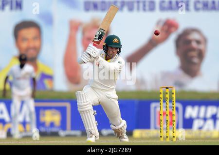 Galle, Sri Lanka. 8.. Juli 2022. Der Australier Alex Carey spielt am 8.. Juli 2022 im Galle International Cricket Stadium in Galle einen Schuss während des 1.-tägigen Test-Cricket-Spiels 2. zwischen Sri Lanka und Australien. Viraj Kothalwala/Alamy Live News Stockfoto