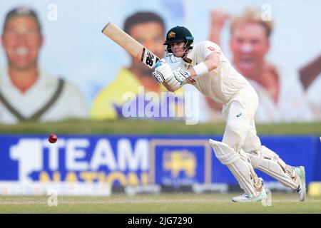 Galle, Sri Lanka. 8.. Juli 2022. Der Australier Steve Smith spielt einen Schuss während des 1.-tägigen Test-Cricket-Spiels 2. zwischen Sri Lanka und Australien im Galle International Cricket Stadium in Galle am 8.. Juli 2022. Viraj Kothalwala/Alamy Live News Stockfoto