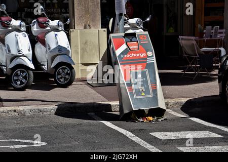 Marseille, Frankreich. 05.. Juli 2022. Blick auf eine beschädigte Ladestation für Elektroautos in der Rue de la Loge in Marseille. (Foto von Gerard Bottino/SOPA Images/Sipa USA) Quelle: SIPA USA/Alamy Live News Stockfoto