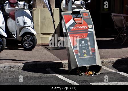 Marseille, Frankreich. 05.. Juli 2022. Blick auf eine beschädigte Ladestation für Elektroautos in der Rue de la Loge in Marseille. (Foto von Gerard Bottino/SOPA Images/Sipa USA) Quelle: SIPA USA/Alamy Live News Stockfoto