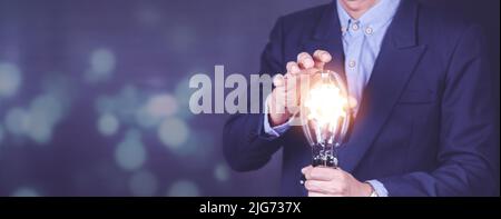 Innovation. Hands Holding Glühbirne für Konzept neue Idee Konzept mit Innovation und Inspiration, innovative Technologie in Wissenschaft und Kommunikation Stockfoto