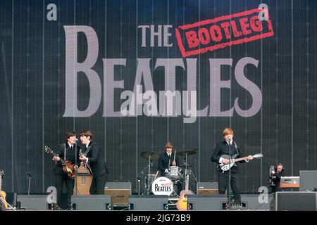 Glasgow, Großbritannien. 08.. Juli 2022. Das TRNSMT Musikfestival in Glasgow Green, Glasgow, Schottland, Großbritannien wurde offiziell von der Tribute-Band „The Bootleg Beatles“ gestartet, die eine Auswahl bekannter Beatles-Hits spielte. Das Festival findet über 3 Tage statt und wird voraussichtlich zu einem Ausverkauf mit Tausenden von Musikfans an jedem Tag. Kredit: Findlay/Alamy Live Nachrichten Stockfoto