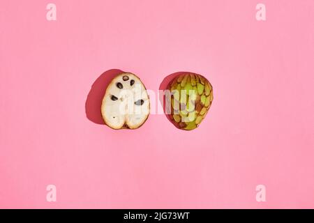 Zwei halbe Zuckerapfel, Frucht von Annona squamosa cherimoya Stockfoto