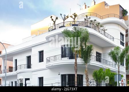 Schönes altes Haus oder Gebäude im Art déco-Stil in einem Wohngebiet von Santa Cruz de Teneriffa, Kanarische Inseln, Spanien. Stockfoto