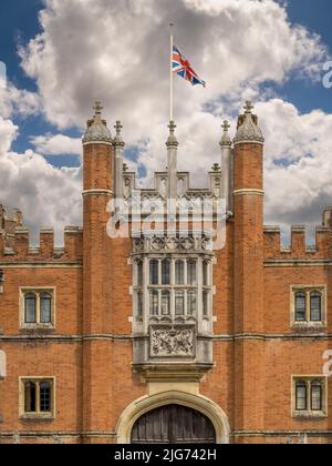 Oberer Abschnitt des Großen Gatehouse, der Haupteingang zum Hampton Court Palace, London. VEREINIGTES KÖNIGREICH Stockfoto