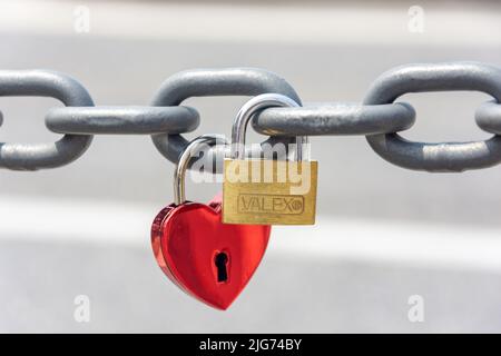 Liebesschlösser auf der Brücke, Canal Grande di Trieste, Piazza Sant'Antonio Nuovo, Triest, Region Friaul Julisch Venetien, Italien Stockfoto