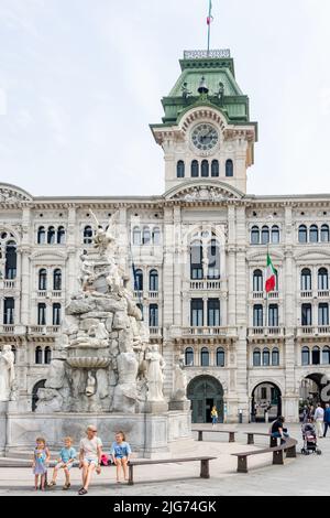 Palazzo del Municipio di Trieste (Rathaus) und Brunnen der vier Kontinente, Piazza Unita d'Italia, Triest, Region Friaul Julisch Venetien, Italien Stockfoto