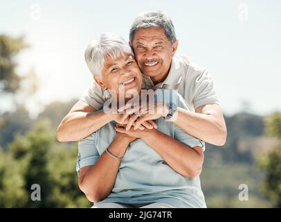 Shes immer noch meine Lieblingsperson. Aufnahme eines älteren Paares, das Zeit in der Natur verbringt. Stockfoto