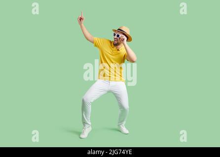 Lustiger Mann hat Spaß beim Tanzen im Studio Stockfoto