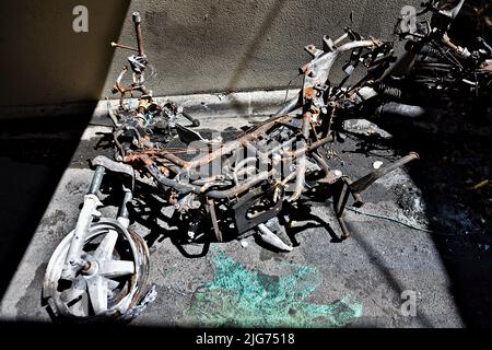 Marseille, Frankreich. 2.. Juli 2022. Blick auf ein verbranntes Roller-Fahrrad, das Diebe mit Feuer ihre Fingerabdrücke löschte. (Bild: © Gerard Bottino/SOPA Images via ZUMA Press Wire) Stockfoto