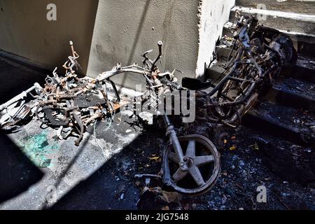 Marseille, Frankreich. 2.. Juli 2022. Blick auf ein verbranntes Roller-Fahrrad, das Diebe mit Feuer ihre Fingerabdrücke löschte. (Bild: © Gerard Bottino/SOPA Images via ZUMA Press Wire) Stockfoto