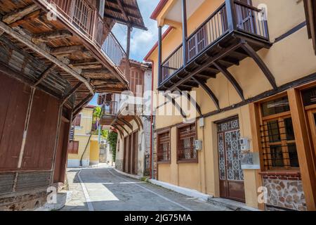Mazedonien Griechenland, Arnaia Dorf Chalkidiki. Haus mit traditioneller mazedonischer Architektur. Blick auf das Herrenhaus mit Loggia, Ziegeldach, überdachter Balk Stockfoto