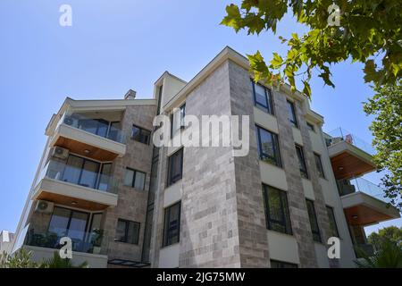 Kompaktes, modernes Apartmentgebäude am blauen Himmel. Stockfoto
