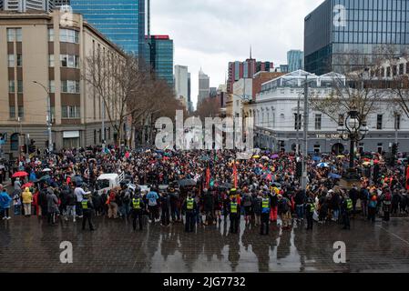 Melbourne, Australien. 8.. Juli 2022. NAIDOC Woche märz vor dem Parlamentsgebäude. Quelle: Jay Kogler/Alamy Live News Stockfoto