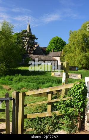 South Downs Way-Schilder neben dem Cuckmere River und der St. Andrew's Church in Alfriston, East Sussex. Stockfoto