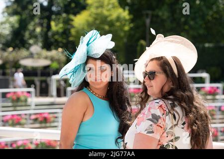 Ascot, Bergen, Großbritannien. 8.. Juli 2022. Die Sonne schien heute bei der Hitzewelle, die am Sumer Mile Racing Weekend Property Raceday auf der Ascot Racecourse beginnt. Quelle: Maureen McLean/Alamy Live News Stockfoto