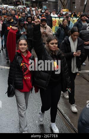 Melbourne, Australien. 8.. Juli 2022. Während eines marsches durch Melbourne halten die Demonstranten ihre Fäuste hoch, um die NAIDOC-Woche zu feiern. Quelle: Jay Kogler/Alamy Live News Stockfoto