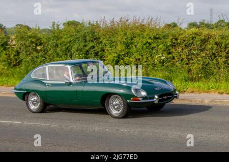 1967 60s Sixties Green British Jaguar 2+2 E-Type 4235cc Benzin-Oldtimer, unterwegs zum Hoghton Tower für das Supercar Summer Showtime Car Meet, das von Great British Motor Shows in Preston, Großbritannien, organisiert wird Stockfoto