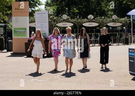 Ascot, Bergen, Großbritannien. 8.. Juli 2022. Die Sonne schien heute bei der Hitzewelle, die am Sumer Mile Racing Weekend Property Raceday auf der Ascot Racecourse beginnt. Quelle: Maureen McLean/Alamy Live News Stockfoto