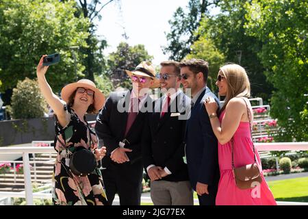 Ascot, Bergen, Großbritannien. 8.. Juli 2022. Die Sonne schien heute bei der Hitzewelle, die am Sumer Mile Racing Weekend Property Raceday auf der Ascot Racecourse beginnt. Quelle: Maureen McLean/Alamy Live News Stockfoto