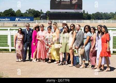 Ascot, Bergen, Großbritannien. 8.. Juli 2022. Die Sonne schien heute bei der Hitzewelle, die am Sumer Mile Racing Weekend Property Raceday auf der Ascot Racecourse beginnt. Quelle: Maureen McLean/Alamy Live News Stockfoto