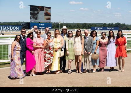 Ascot, Bergen, Großbritannien. 8.. Juli 2022. Die Sonne schien heute bei der Hitzewelle, die am Sumer Mile Racing Weekend Property Raceday auf der Ascot Racecourse beginnt. Quelle: Maureen McLean/Alamy Live News Stockfoto