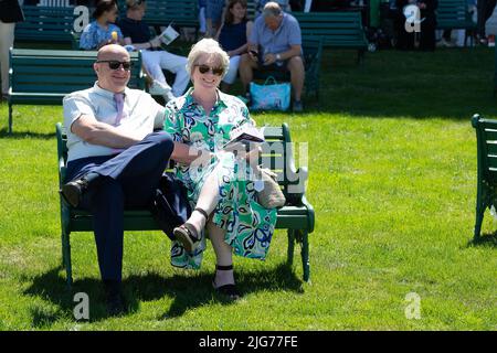 Ascot, Bergen, Großbritannien. 8.. Juli 2022. Die Sonne schien heute bei der Hitzewelle, die am Sumer Mile Racing Weekend Property Raceday auf der Ascot Racecourse beginnt. Quelle: Maureen McLean/Alamy Live News Stockfoto