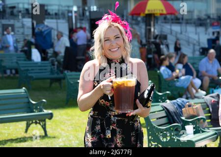 Ascot, Bergen, Großbritannien. 8.. Juli 2022. Die Sonne schien heute bei der Hitzewelle, die am Sumer Mile Racing Weekend Property Raceday auf der Ascot Racecourse beginnt. Quelle: Maureen McLean/Alamy Live News Stockfoto