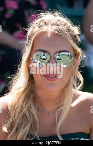 Ascot, Bergen, Großbritannien. 8.. Juli 2022. Die Sonne schien heute bei der Hitzewelle, die am Sumer Mile Racing Weekend Property Raceday auf der Ascot Racecourse beginnt. Quelle: Maureen McLean/Alamy Live News Stockfoto