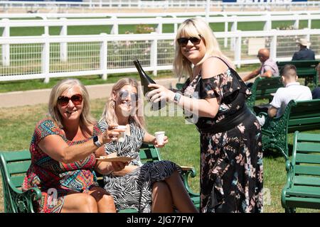 Ascot, Bergen, Großbritannien. 8.. Juli 2022. Die Sonne schien heute bei der Hitzewelle, die am Sumer Mile Racing Weekend Property Raceday auf der Ascot Racecourse beginnt. Quelle: Maureen McLean/Alamy Live News Stockfoto